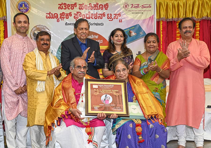 <div class="paragraphs"><p>ಸಂಗೀತೋತ್ಸವದಲ್ಲಿ ಹಿಂದೂಸ್ತಾನಿ ಗಾಯಕ ವಾಗೀಶ್ ಭಟ್ ಅವರಿಗೆ ಪಂ.ಆರ್.ವಿ. ಶೇಷಾದ್ರಿ ಗವಾಯಿ ಪ್ರಶಸ್ತಿ ನೀಡಿ ಗೌರವಿಸಲಾಯಿತು. ಪತ್ನಿ ಸ್ವರ್ಣಲತಾ ವಿ. ಭಟ್, ಅಶ್ವಿನ್ ಬಾಳಿಗಾ, ಸತೀಶ್ ಹಂಪಿಹೊಳಿ, ಎನ್. ಸಂತೋಷ್ ಹೆಗ್ಡೆ, ಪೂರ್ಣ ಆಚಾರ್ಯ, ರಂಜನಿ ಪ್ರಭು ಮತ್ತು ಶ್ರೀನಿವಾಸ ಪ್ರಭು ಉಪಸ್ಥಿತರಿದ್ದರು</p></div>