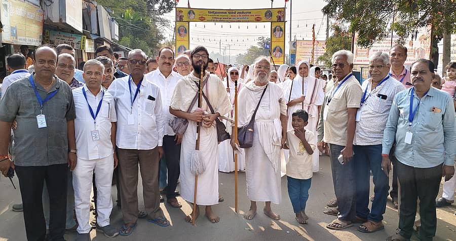 ಕಂಪ್ಲಿಯಲ್ಲಿ ಶನಿವಾರ ಜೈನ ಸಂತರ ಮೆರವಣಿಗೆ ವಿಜೃಂಭಣೆಯಿಂದ ಜರುಗಿತು