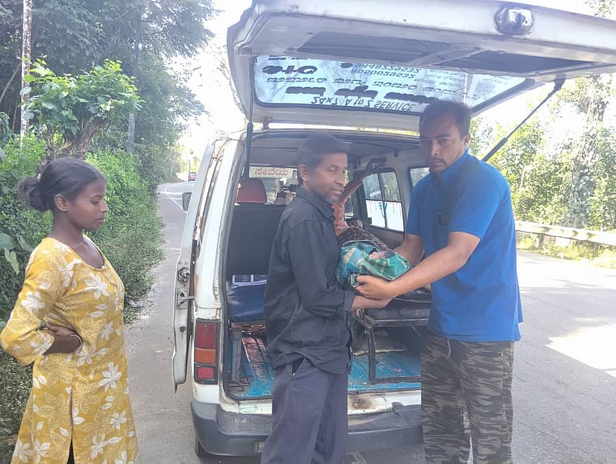 ಮೂಡಿಗೆರೆ ತಾಲ್ಲೂಕಿನ ಬಾಳೂರು ಗ್ರಾಮದಲ್ಲಿ ಅಸ್ಸಾಂ ಮೂಲದ ಮಹಿಳೆಯೊಬ್ಬರು ಅಂಬುಲೆನ್ಸ್‌ನಲ್ಲಿ ಮಗುವಿಗೆ ಜನ್ಮ ನೀಡಿದ್ದಾರೆ