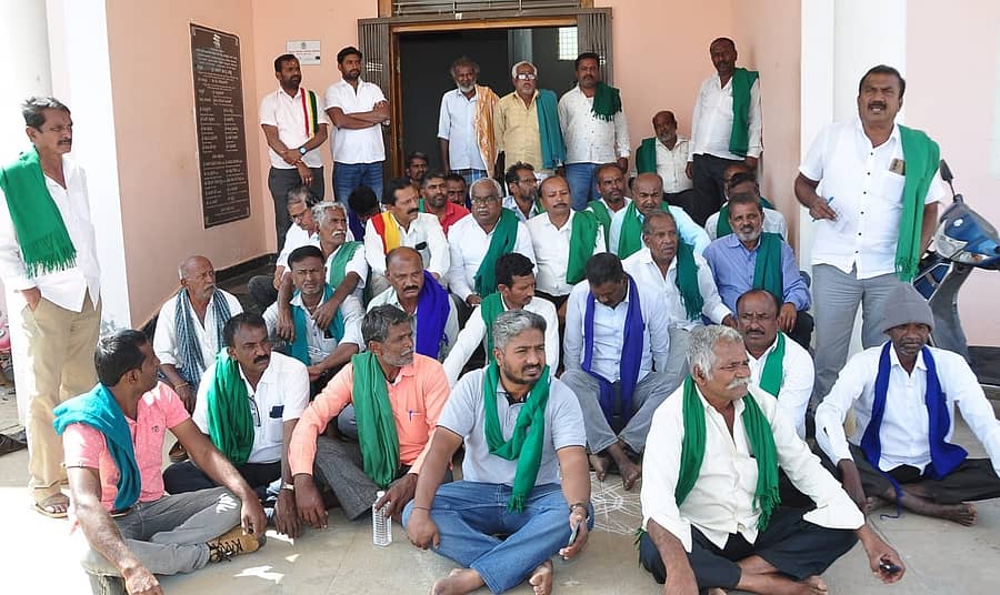 ಶ್ರೀರಂಗಪಟ್ಟಣ ತಾಲ್ಲೂಕಿನಲ್ಲಿ ಅಕ್ರಮ ಗಣಿಗಾರಿಕೆಗೆ ಕಡಿವಾಣ ಹಾಕಬೇಕೆಂದು ರೈತ ಸಂಘ (ಮೂಲ ಸಂಘಟನೆ), ದಲಿತ ಸಂಘರ್ಷ ಸಮಿತಿ ಹಾಗೂ ಪ್ರಗತಿಪರ ಸಂಘಟನೆಗಳ ಕಾರ್ಯಕರ್ತರು ಮಂಡ್ಯ ನಗರದ ಗಣಿ ಮತ್ತು ಭೂ ವಿಜ್ಞಾನ ಕಚೇರಿ ಎದುರು ಪ್ರತಿಭಟನೆ ನಡೆಸಿದರು