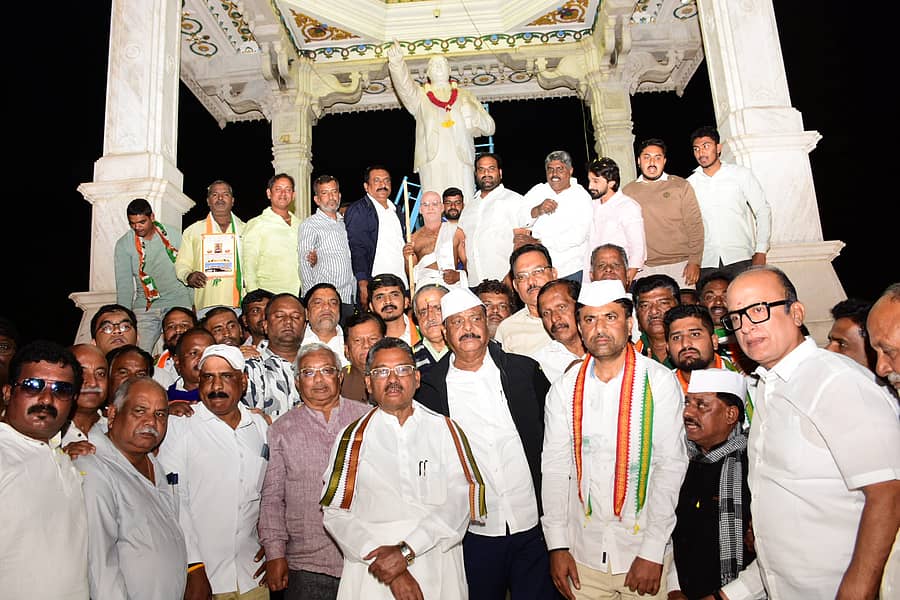 ಮೈಸೂರಿನ ಪುರಭವನದ ಎದುರು ಕಾಂಗ್ರೆಸ್‌ ಮುಖಂಡರು, ಕಾರ್ಯಕರ್ತರು ‘ಮಹಾತ್ಮ ಗಾಂಧಿ ರಾಷ್ಟ್ರೀಯ ಉದ್ಯೋಗ ಖಾತ್ರಿ ಯೋಜನೆ’ ಮರುಸ್ಥಾಪನೆಗೆ ಒತ್ತಾಯಿಸಿ ಕೆಪಿಸಿಸಿ ಉಪಾಧ್ಯಕ್ಷ ವಿ.ಎಸ್.ಉಗ್ರಪ್ಪ, ಜಿಲ್ಲಾ ಉಸ್ತುವಾರಿ ಸಚಿವ ಡಾ.ಎಚ್‌.ಸಿ.ಮಹದೇವಪ್ಪ ನೇತೃತ್ವದಲ್ಲಿ ಭಾನುವಾರ ಅಹೋರಾತ್ರಿ ಸತ್ಯಾಗ್ರಹ ನಡೆಸಿದರು –ಪ್ರಜಾವಾಣಿ ಚಿತ್ರ 