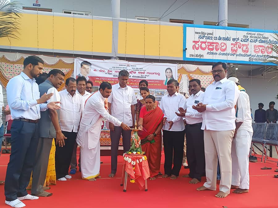 1YMD1EP ಹುಕ್ಕೇರಿ ತಾಲೂಕಿನ ಸಮೀಪದ ಗುಟಗುದ್ದಿ ಗ್ರಾಮದಲ್ಲಿ ಆರ್.ಎಂ.ಎಸ್.ಎ.ಯೋಜನೆಯಡಿ ನಿಮರ್ಿಸಿದ ನೂತನ ಸಕರ್ಾರಿ ಪ್ರೌಢಶಾಲಾ ಕಟ್ಟಡದ ದೀಪ ಪ್ರಜ್ವಲನೆ ಸಚಿವ ಸತೀಶ ಜಾರಕಿಹೊಳಿ ನೇರವೇರಿಸಿದರು.    