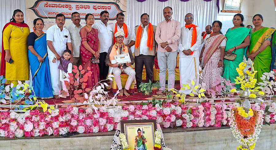 ಕಡೂರು ತಾಲೂಕು ಬೇಡ ಜಂಗಮ ಸಮಾಜವು ಶ್ರೀವೀರಭದ್ರೇಶ್ವರ ಸಮುದಾಯ ಭವನದಲ್ಲಿ ಆಯೋಜಿಸಿದ್ದ ಸೇವಾದೀಕ್ಷಾ, ಪ್ರತಿಭಾ ಪುರಸ್ಕಾರ ಮತ್ತು ಸಾಧಕರಿಗೆ ಸನ್ಮಾನ ಕಾರ್ಯಕ್ರಮದಲ್ಲಿ ಪಿಯುಸಿಯಲ್ಲಿ ಸಾಧನೆ ಮಾಡಿದ ಎ.ಪಿ. ಷಡ್ಜಯ್ ಅವರನ್ನು ಸನ್ಮಾನಿಸಲಾಯಿತು. ಎಂ.ಎಚ್. ಪ್ರಕಾಶಮೂರ್ತಿ, ಲೋಕೇಶ್, ರೇಣುಕಾರಾಧ್ಯ ಭಾಗವಹಿಸಿದ್ದರು