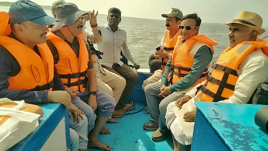 ಬೀಳಗಿ ತಾಲೂಕಿನ ಚಿಕ್ಕ ಸಂಗಮದ ಪಕ್ಷಿ ಸಂರಕ್ಷಣಾ ಮೀಸಲು ಪ್ರದೇಶವನ್ನು ಶಾಸಕ ಜೆ.ಟಿ.ಪಾಟೀಲ ಹಾಗೂ ಜಿಲ್ಲಾಧಿಕಾರಿ ಸಂಗಪ್ಪ.ಎಂ ಬೋಟ್ ಮುಖಾಂತರ ವೀಕ್ಷಿಸಿದರು.