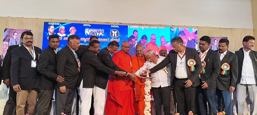 ಧಾರವಾಡದಲ್ಲಿ ನಡೆದ 2ನೇ ರಾಜ್ಯಮಟ್ಟದ ಮಾದಿಗ ವಕೀಲರ ಸಮ್ಮೇಳನವನ್ನು ಅಬಕಾರಿ ಸಚಿವ ಆರ್.ಬಿ.ತಿಮ್ಮಾಪುರ ಉದ್ಘಾಟಿಸಿದರು