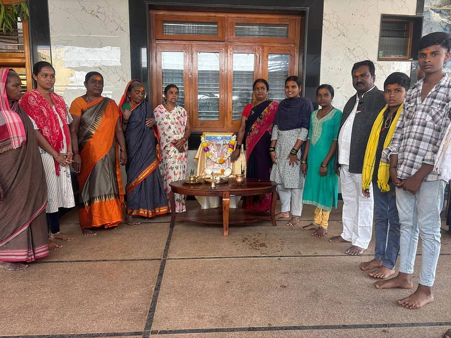 ಲಕ್ಷ್ಮೇಶ್ವರ ತಾಲ್ಲೂಕಿನ ರಾಮಗೇರಿ ಗ್ರಾಮದಲ್ಲಿ ಭಾನುವಾರ ಜರುಗಿದ ಮಡಿವಾಳ ಮಾಚಿದೇವರ ಜಯಂತಿ ಕಾರ್ಯಕ್ರಮದಲ್ಲಿ ಪಂಚ ಗ್ಯಾರಂಟಿ ಅನುಷ್ಠಾನ ಸಮಿತಿ ಅಧ್ಯಕ್ಷ ನಾಗರಾಜ ಮಡಿವಾಳರ ಮಾತನಾಡಿದರು