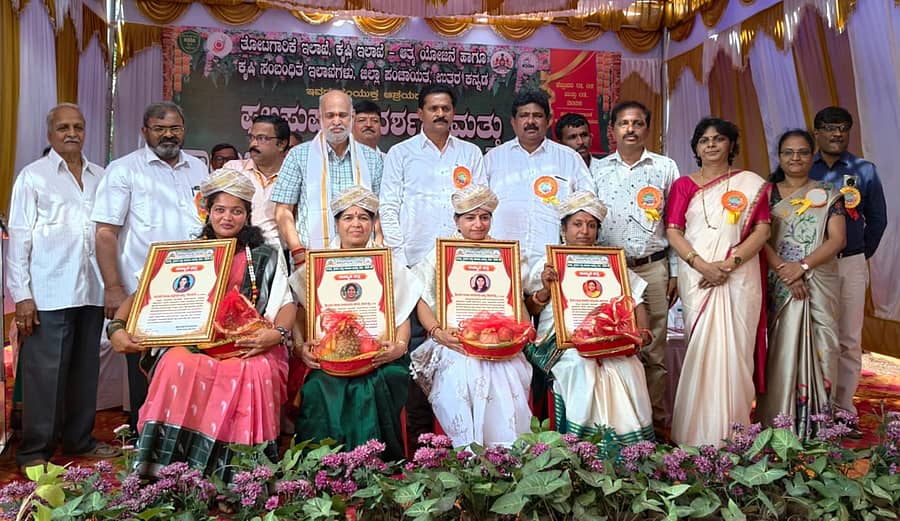 <div class="paragraphs"><p>ಶಿರಸಿಯಲ್ಲಿ ಆಯೋಜಿಸಿರುವ ಫಲಪುಷ್ಪ ಪ್ರದರ್ಶನ ಕಾರ್ಯಕ್ರಮದಲ್ಲಿ ವಿವಿಧ ಕ್ಷೇತ್ರದ ಸಾಧಕ ಮಹಿಳೆಯರನ್ನು ಸನ್ಮಾನಿಸಲಾಯಿತು</p></div>