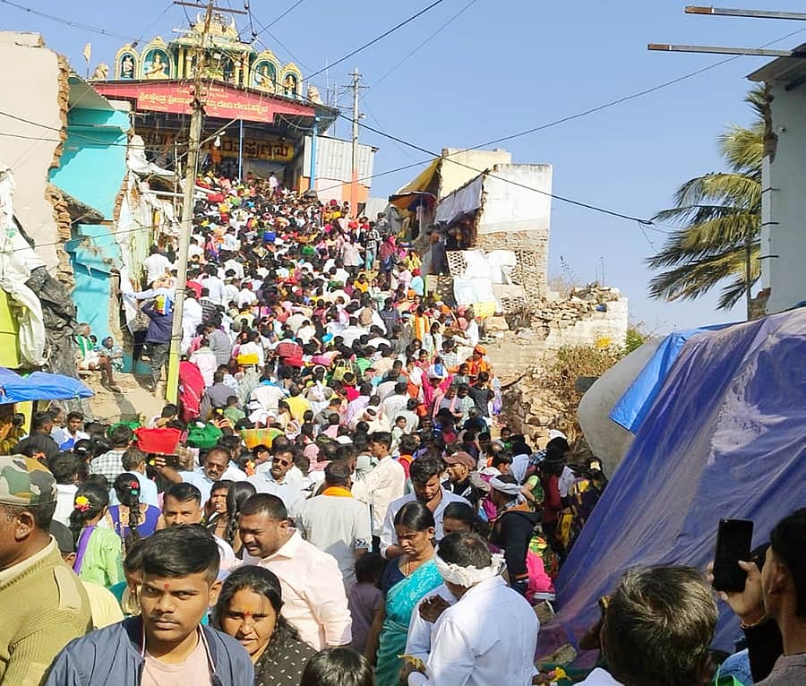 ಹರಪನಹಳ್ಳಿ ತಾಲ್ಲೂಕು ಉಚ್ಚಂಗಿದುರ್ಗದ ಬೆಟ್ಟದ ಮೇಲೆ ದೇವಿ ದರ್ಶನಕ್ಕೆ ಸಾಲಾಗಿ ಹೊರಟಿದ್ದ ಭಕ್ತರ ದಂಡು