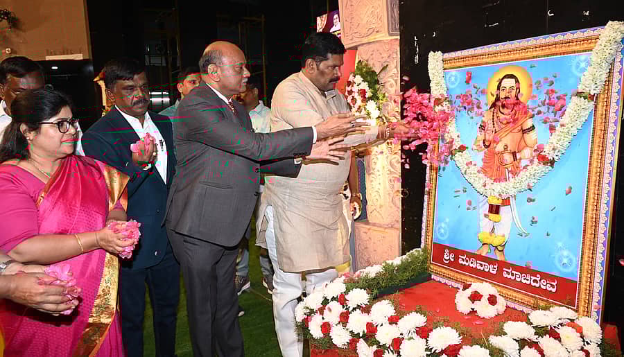 ಮಡಿವಾಳ ಮಾಚಿದೇವ ಅವರ ಭಾವಚಿತ್ರಕ್ಕೆ ಶಿವರಾಜ ಎಸ್. ತಂಗಡಗಿ, ಡಾ.ಎಚ್. ರವಿಕುಮಾರ್, ಸಿ. ನಂಜಪ್ಪ, ಜಿ.ವಿ. ಗೋಪಾಲ್, ಕೆ.ಎಂ. ಗಾಯಿತ್ರಿ ಪುಷ್ಪ ನಮನ ಸಲ್ಲಿಸಿದರು.
ಪ್ರಜಾವಾಣಿ ಚಿತ್ರ