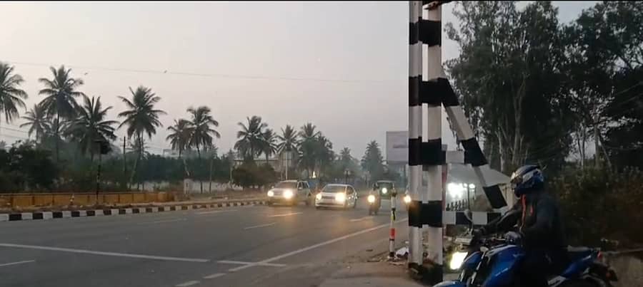 ದೇವನಹಳ್ಳಿ ಹೊರವಲಯದ ಕೋಟೆ ಕ್ರಾಸ್ ಅಕ್ಕುಪೇಟೆ ಜಂಕ್ಷನ್