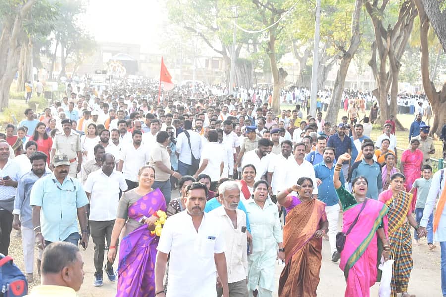 ನಂದಿ ಗ್ರಾಮದ ಭೋಗ ನಂದೀಶ್ವರ ದೇಗುಲದಿಂದ ಗಿರಿ ಪ್ರದಕ್ಷಿಣೆಗೆ ಹೊರಟ ಭಕ್ತರು