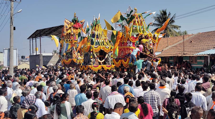 ಬೆಟ್ಟದಪುರ ಸಿಡಿಲು ಮಲ್ಲಿಕಾರ್ಜುನ ಸ್ವಾಮಿ ಜಾತ್ರಾ ಮಹೋತ್ಸವದಲ್ಲಿ ವಿವಿಧ ಪುಷ್ಪಗಳಿಂದ ಅಲಂಕರಿಸಿದ ತ್ರಿವಳಿ ರಥಗಳು (ಸಂಗ್ರಹ ಚಿತ್ರ)