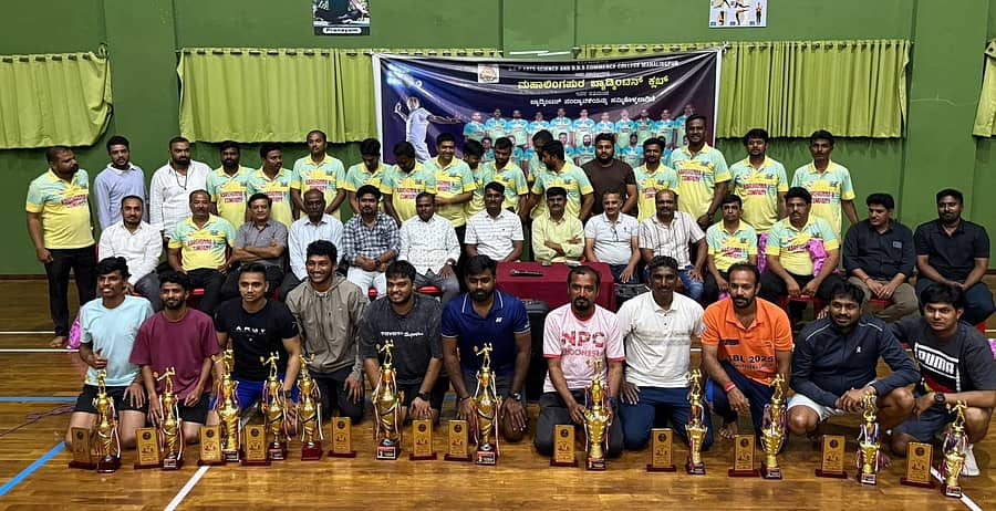 ಮಹಾಲಿಂಗಪುರದಲ್ಲಿ ನಡೆದ ಬ್ಯಾಡ್ಮಿಂಟನ್ ಪಂದ್ಯಾವಳಿಯ ಪುರುಷರ ಡಬಲ್ಸ್ ಹಾಗೂ 75+ ಜಂಬಲ್ ಡಬಲ್ಸ್‍ನಲ್ಲಿ ವಿಜೇತ ಜೋಡಿಗಳಿಗೆ ಬಹುಮಾನ ವಿತರಿಸಲಾಯಿತು