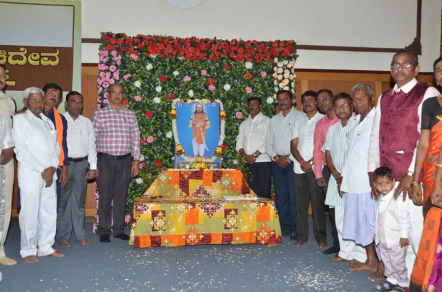 ಗದಗ ನಗರದ ಜಿಲ್ಲಾಡಳಿತ ಭವನದಲ್ಲಿ ಸೋಮವಾರ ಮಡಿವಾಳ ಮಾಚಿದೇವ ಜಯಂತಿ ಆಚರಿಸಲಾಯಿತು