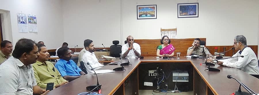 ಆಟೊ ರಿಕ್ಷಾ ಚಾಲಕರು, ಮಾಲಕರೊಂದಿಗೆ ಜಿಲ್ಲಾಧಿಕಾರಿ ಸಭೆ ನಡೆಸಿದರು