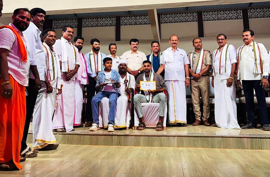 ಮೂಡುಬಿದಿರೆ ಒಂಟಿಕಟ್ಟೆಯಲ್ಲಿ ಭಾನುವಾರ ಮುಕ್ತಾಯಗೊಂಡ ಕಂಬಳದ ನೇಗಿಲು ಹಿರಿಯ ವಿಭಾಗದಲ್ಲಿ ಪ್ರಥಮ ಸ್ಥಾನ ಪಡೆದ ಕೋಣಗಳ ಯಜಮಾನ ಪಂಚಶಕ್ತಿ ಬಾರ್ದಲ ಶ್ಲೋಕ ರಂಜಿತ್ ಪೂಜಾರಿ ಅವರಿಗೆ ಬಹುಮಾನ ನೀಡಿ ಗೌರವಿಸಲಾಯಿತು