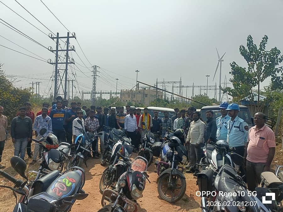  ಜಗಳೂರು: ತಾಲ್ಲೂಕಿನ ಅಣಬೂರು ಗ್ರಾಮದಲ್ಲಿ ಸೋಮವಾರ ರಿನ್ಯೂ ಪವರ್ ಕಂಪನಿ ವಿರುದ್ಧ ಕಾರ್ಮಿಕರು ಪ್ರತಿಭಟನೆ ನಡೆಸಿದರು.