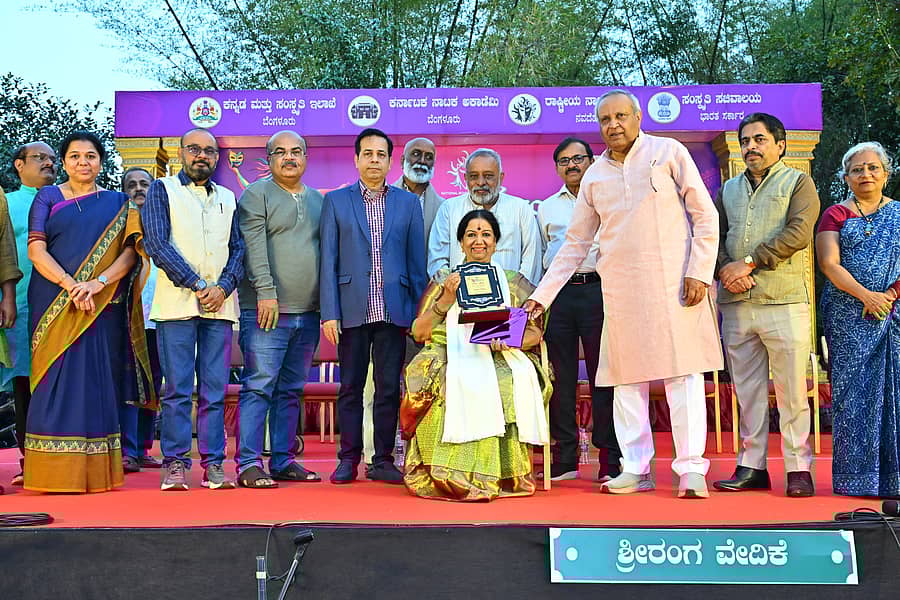 ಕರ್ನಾಟಕ ನಾಟಕ ಅಕಾಡೆಮಿ ಮಲ್ಲತ್ತಹಳ್ಳಿಯ ಕಲಾ ಗ್ರಾಮದಲ್ಲಿ ಆಯೋಜಿಸಿರುವ ಭಾರತ ರಂಗ ಉತ್ಸವದಲ್ಲಿ ಕಲಾವಿದೆ ಗಿರಿಜಾ ಲೋಕೇಶ್ ಅವರನ್ನು ಗೌರವಿಸಲಾಯಿತು. ಬಿ.ನೀಲಮ್ಮ,  ರವೀಂದ್ರನಾಥ್ ಸಿರಿವಾರ,  ಜಿ.ಎನ್. ಮೋಹನ್,  ಚಿತ್ತರಂಜನ್ ತ್ರಿಪಾಠಿ, ಕೆ.ವಿ.ನಾಗರಾಜಮೂರ್ತಿ, ಕಾ.ತ.ಚಿಕ್ಕಣ್ಣ, ಮುಖ್ಯಮಂತ್ರಿ ಚಂದ್ರು, ವೀಣಾಶರ್ಮ ಭೂಸನೂರಮಠ ಉಪಸ್ಥಿತರಿದ್ದರು.