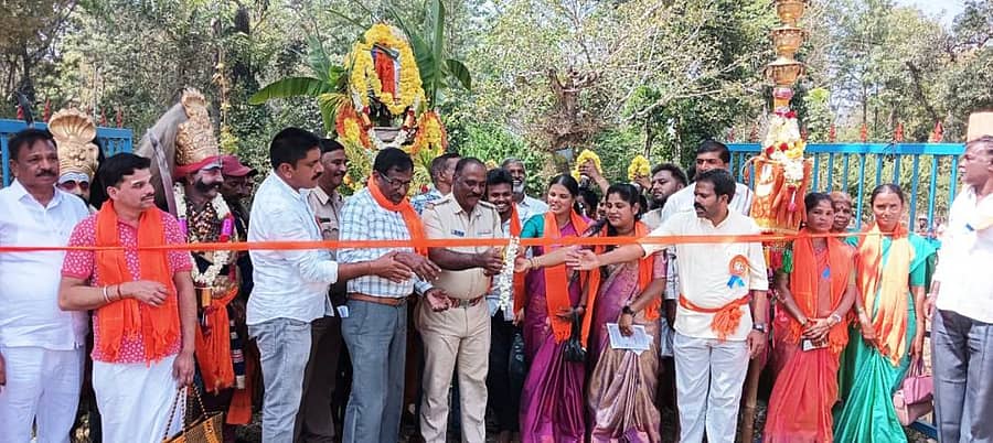 ಗುಡುಗಳಲೆ ಜಾನುವಾರು ಜಾತ್ರೆಗೆ ಸಬ್‌ಇನ್‌ಸ್ಪೆಕ್ಟರ್ ಚಂದ್ರು ಸೋಮವಾರ ಚಾಲನೆ ನೀಡಿದರು