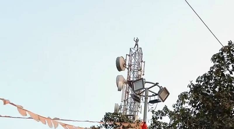 <div class="paragraphs"><p>ಜಮಖಂಡಿ: ಮೊಬೈಲ್ ಟವರ್ ಏರಿ ಆತಂಕ ಸೃಷ್ಟಿಸಿದ ಕುಡುಕ!</p></div>