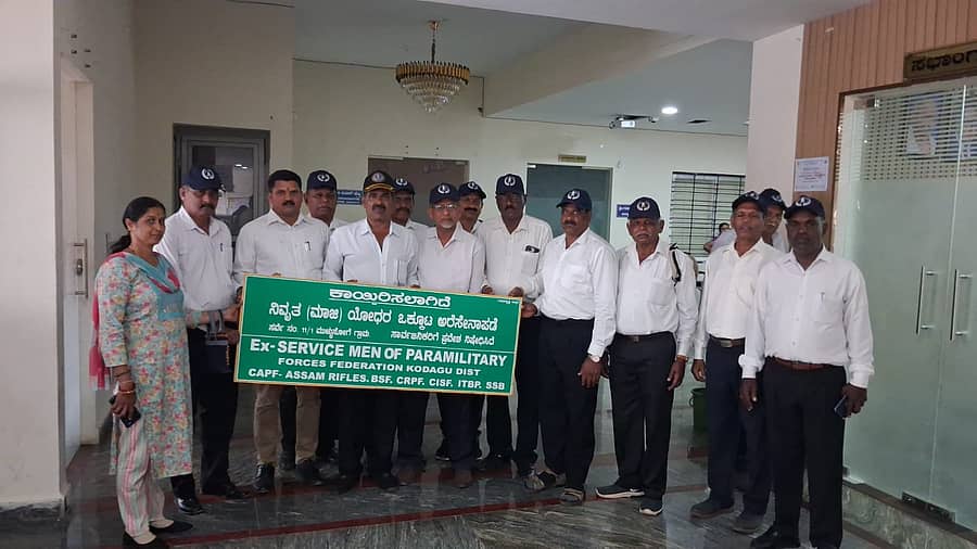 ಕುಶಾಲನಗರ ಸಮೀಪದ ಮುಳ್ಳುಸೋಗೆ ಪೈಸಾರಿಯಲ್ಲಿ ಅರೆಸೇನಾಪಡೆಯ ನಿವೃತ್ತ ಯೋಧರ ಒಕ್ಕೂಟಕ್ಕೆ ಗುರುತಿಸಿರುವ ಜಾಗದಲ್ಲಿ ಖಾಸಗಿ ವ್ಯಕ್ತಿಯೊಬ್ಬರು ನಿರ್ಮಿಸಿರುವ ತಡೆಗೋಡೆಯನ್ನು ತೆರವುಗೊಳಿಸುವಂತೆ ಯೋಧರ ಒಕ್ಕೂಟದ ಪದಾಧಿಕಾರಿಗಳು ಪುರಸಭೆ ಅಧಿಕಾರಿಗೆ ಮನವಿ ಸಲ್ಲಿಸಿದರು