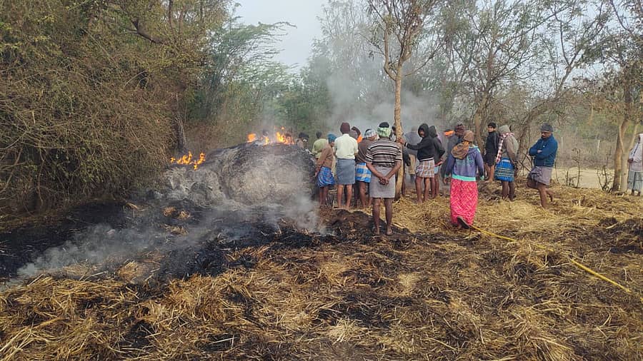 ಹೊಸದುರ್ಗದ ಶ್ರೀರಾಂಪುರ ಹೋಬಳಿಯ ಸೋಮೇನಹಳ್ಳಿಯಲ್ಲಿ ಬೆಂಕಿ ತಗುಲಿ ಹೊತ್ತಿ ಉರಿಯುತ್ತಿರುವ ಬವಣೆ