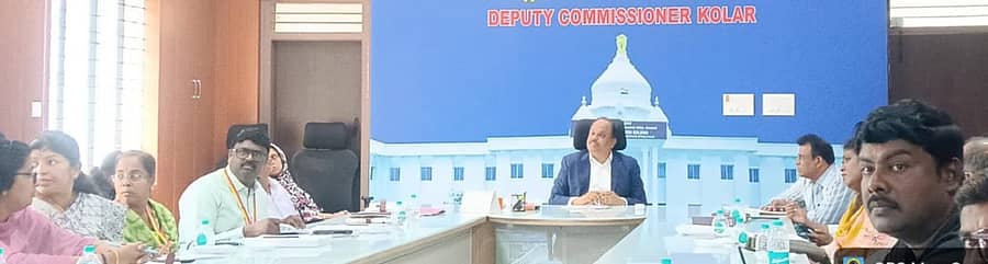 ಕೋಲಾರದಲ್ಲಿ ಸೋಮವಾರ ಜಿಲ್ಲಾ ಏಡ್ಸ್ ನಿಯಂತ್ರಣ ಮತ್ತು ಪ್ರತಿಬಂಧಕ ಸಮಿತಿ ಸಭೆಯಲ್ಲಿ ಜಿಲ್ಲಾಧಿಕಾರಿ ಎಂ.ಆರ್.ರವಿ ಮಾತನಾಡಿದರು