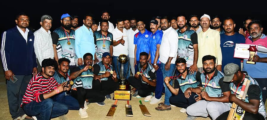 ಚನ್ನರಾಯಪಟ್ಟಣದಲ್ಲಿ ಭಾನುವಾರ ಏರ್ಪಡಿಸಿದ್ದ ಕ್ರಿಕೆಟ್ ಟೂರ್ನಿಯಲ್ಲಿ ಪ್ರಥಮ ಸ್ಥಾನ ಗಳಿಸಿದ ಸೆಸ್ಕ್ ತಂಡಕ್ಕೆ ವಿಧಾನಪರಿಷತ್‌ ಮಾಜಿ ಸದಸ್ಯ ಎಂ.ಎ. ಗೋಪಾಲಸ್ವಾಮಿ ಬಹುಮಾನ ವಿತರಿಸಿದರು