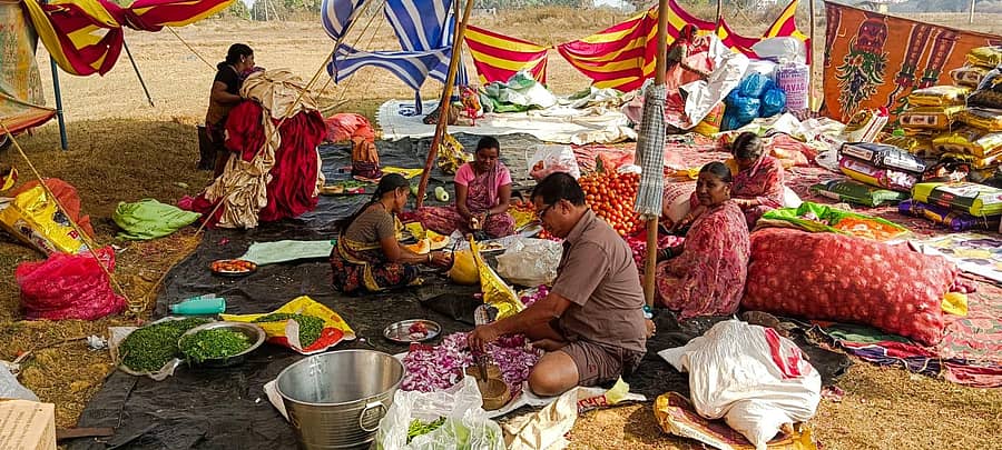 ಹಳಿಯಾಳದಿಂದ ಉಳವಿಗೆ ಸಾಗುವ ಯಾತ್ರಾರ್ಥಿಗಳಿಗಾಗಿ ಏರ್ಪಡಿಸಲಾದ ಅನ್ನದಾಸೋಹಕ್ಕಾಗಿ ಸಿದ್ದ ಪಡಿಸುತ್ತಿರುವ ಅಡುಗೆಯಲ್ಲಿ ಪಾಲ್ಗೋಂಡ ಭಕ್ತಾದಿಗಳು.