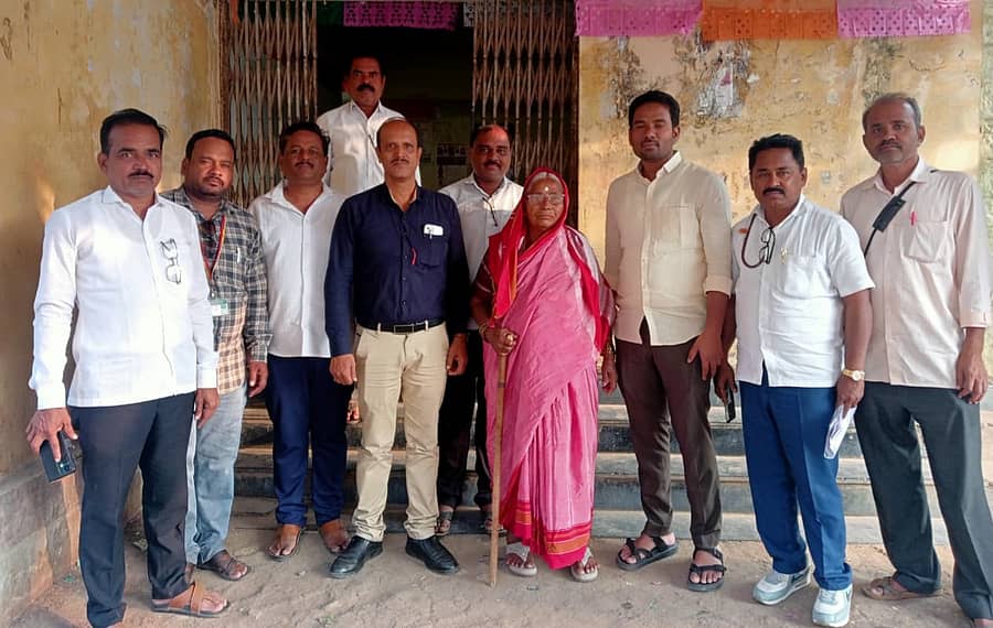 ಕನಕಗಿರಿ ತಾಲ್ಲೂಕಿನ ಆದಾಪುರ ಗ್ರಾಮದ ಸರ್ಕಾರಿ ಹಿರಿಯ ಪ್ರಾಥಮಿಕ ಶಾಲೆಯ ಕಟ್ಟಡ ನಿರ್ಮಾಣಕ್ಕೆ ಜಿಲ್ಲಾ ಉಸ್ತುವಾರಿ ಸಚಿವ ಶಿವರಾಜ ತಂಗಡಗಿ ಅವರ ತಾಯಿ ಹುಲಿಗೆಮ್ಮ ಸಂಗಪ್ಪ ಅವರು ಒಂದು ಎಕರೆ ಜಾಗವನ್ನು ಶನಿವಾರ ದಾನವಾಗಿ ನೀಡಿ ರಾಜ್ಯಪಾಲರ ಹೆಸರಿನಲ್ಲಿ ಕಾರಟಗಿಯಲ್ಲಿ ನೋಂದಣಿ ಮಾಡಿಸಿದರು