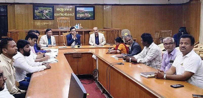 ಬಾಗಲಕೋಟೆಯಲ್ಲಿ ನಡೆದ ಮತದಾರರ ಪಟ್ಟಿ ವಿಶೇಷ ಪರಿಷ್ಕರಣೆಗೆ ಸಂಬಂಧಪಟ್ಟಂತೆ ಪೂರ್ವ ಸಿದ್ಧತೆ ಸಭೆಯಲ್ಲಿ ಬಾಗಲಕೋಟೆ ವಿಧಾನಸಭೆ ಉಪಚುನಾವಣೆ ರೋಲ್ ವೀಕ್ಷಕ ರಾಮಪ್ರಶಾಂತ ಮನೋಹರ ಮಾತನಾಡಿದರು