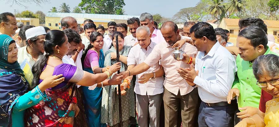 ಹೆಬ್ಬೂರಿನಲ್ಲಿ ಸೋಮವಾರ ಶಾಲಾ ಕೊಠಡಿ ನಿರ್ಮಾಣಕ್ಕೆ ಶಾಸಕ ಬಿ.ಸುರೇಶ್‌ಗೌಡ ಭೂಮಿ ಪೂಜೆ ನೆರವೇರಿಸಿದರು. ಬಾಷ್‌ ಕಂಪನಿಯ ಸಕಿನ ಬೇಕರ್‌, ಮುಖಂಡರಾದ ಬಾಬು, ಶಿವಕುಮಾರ್‌, ಸಿದ್ದೇಗೌಡ, ಚಿಕ್ಕಸ್ವಾಮಿ, ವೆಂಕಟೇಶ್, ಅನುಗೌಡ, ಕೇಶವಮೂರ್ತಿ, ಮಂಜುಳಾ, ತೇಜಸ್, ಅಕ್ಕಮ್ಮ ಇತರರು ಪಾಲ್ಗೊಂಡಿದ್ದರು