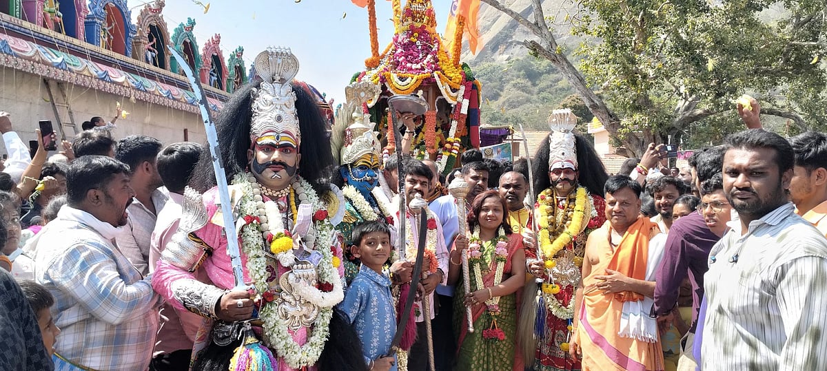 Savandurga Rathotsava: ಮಾಗಡಿ: ಸಾವನದುರ್ಗ ವೀರಭದ್ರ ರಥೋತ್ಸವ