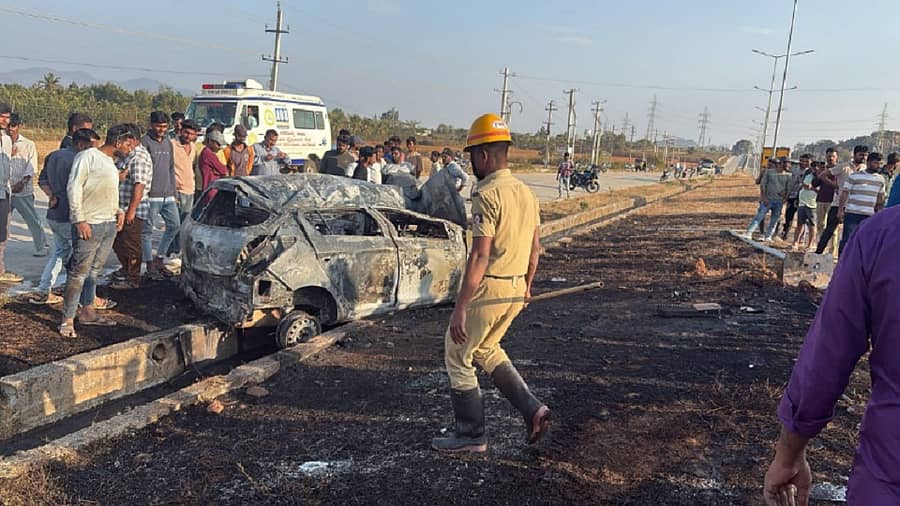 ಅರಸೀಕೆರೆ ತಾಲ್ಲೂಕಿನ ಗವಿಮಠದ ಬಳಿ ರಸ್ತೆ ಅಪಘಾತಕ್ಕೀಡಾಗಿ ಸುಟ್ಟಿರುವ ಕಾರು