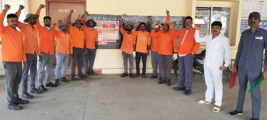 <div class="paragraphs"><p>ವಿವಿಧ ಬೇಡಿಕೆಗಳ ಈಡೇರಿಕೆಗೆ ಒತ್ತಾಯಿಸಿ ಬೀರೂರು ವಲಯದ ರೈಲ್ವೆ ನೌಕರರು ಪ್ರತಿಭಟನೆ ನಡೆಸಿದರು</p></div>