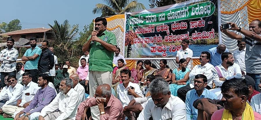  ಸಿದ್ದಾಪುರ ತಾಲ್ಲೂಕಿನ ಅಣಲೇಬೈಲ್ ಗ್ರಾಮ ಪಂಚಾಯಿತಿ ವ್ಯಾಪ್ತಿಯ  ಗೋಳಿಮಕ್ಕಿಯಲ್ಲಿ ಅಘನಾಶಿನಿ  - ವರದಾ ನದಿ ಜೋಡಣೆ ವಿರೋಧಿಸಿ ಹಮ್ಮಿಕೊಂಡ ಬೃಹತ್ ಸಭೆಯಲ್ಲಿ ರವೀಂದ್ರ ನಾಯ್ಕ ಮಾತನಾಡಿದರು.