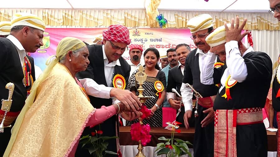 ಕರ್ನಾಟಕ ಕೊಡವ ಸಾಹಿತ್ಯ ಅಕಾಡೆಮಿ ಮತ್ತು ನಾಲ್‍ನಾಡ್ ಪೂಮಲೆ ಕುಡಿಯ ಸಾಂಸ್ಕೃತಿಕ ಸಮಿತಿಯ ಸಹಯೋಗದೊಂದಿಗೆ ಯವಕಪಾಡಿ ಸಮುದಾಯ ಭವನದಲ್ಲಿ ಆಯೋಜಿಸಿದ್ದ ಕುಡಿಯಡ ಸಾಂಸ್ಕೃತಿಕ ನಮ್ಮೆ ಯನ್ನು ಕುಯಿನಾಲಮಲೆ ಸೀತಮ್ಮ ಕರುಂಬಯ್ಯ ಉದ್ಘಾಟಿಸಿದರು