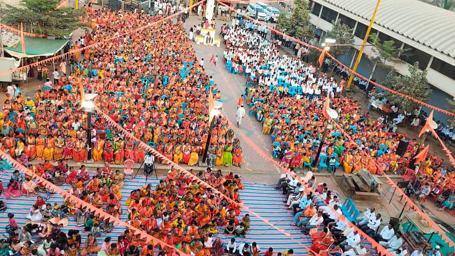 ಚಿಕ್ಕೋಡಿ ತಾಲ್ಲೂಕಿನ ಯಕ್ಸಂಬಾ ಪಟ್ಟಣದಲ್ಲಿ ವಿಶ್ವ ಹಿಂದೂ ಪರಿಷತ್, ರಾಷ್ಟ್ರೀಯ ಸ್ವಯಂ ಸೇವಕ ಸಂಘ ಹಮ್ಮಿಕೊಂಡ ವಿರಾಟ ಹಿಂದೂ ಸಮ್ಮೇಳನದಲ್ಲಿ ಸೇರಿದ ಅಪಾರ ಜನಸ್ತೋಮ