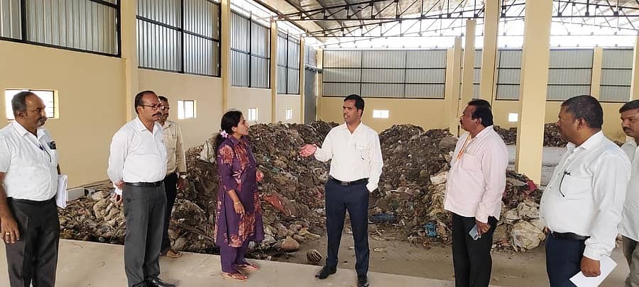 ಕೆ.ಆರ್. ಪೇಟೆ ತಾಲ್ಲೂಕು ಕಚೇರಿಗೆ ಡಿ.ಸಿ ಕುಮಾರ ಭೇಟಿ ನೀಡಿದರು