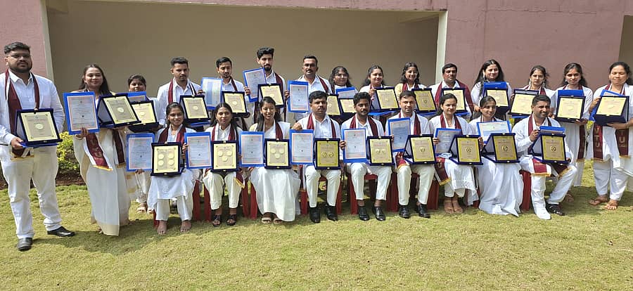 <div class="paragraphs"><p>ಬೆಳಗಾವಿಯ ವಿಶ್ವೇಶ್ವರಯ್ಯ ತಾಂತ್ರಿಕ ವಿಶ್ವವಿದ್ಯಾಲಯದಲ್ಲಿ ಸೋಮವಾರ ನಡೆದ ಘಟಿಕೋತ್ಸವದಲ್ಲಿ ಚಿನ್ನದ ಪದಕ ಪಡೆದ ವಿದ್ಯಾರ್ಥಿಗಳ ಸಂಭ್ರಮ </p></div>