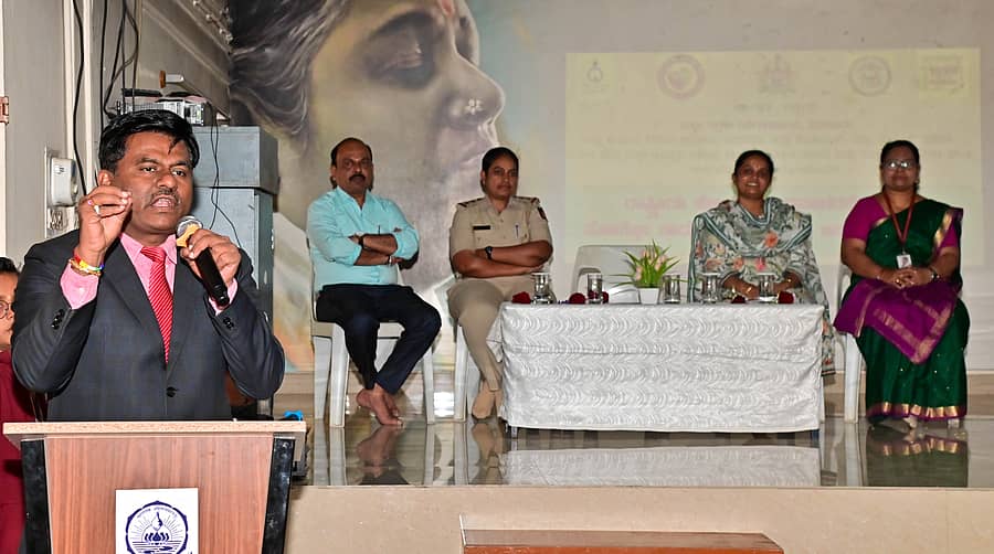 ದಾವಣಗೆರೆಯ ಅಮೃತ ವಿದ್ಯಾಲಯದಲ್ಲಿ ಆಯೋಜಿಸಿದ್ದ ರಾಷ್ಟ್ರೀಯ ಹೆಣ್ಣುಮಕ್ಕಳ ದಿನಾಚರಣೆಯಲ್ಲಿ ನ್ಯಾಯಾಧೀಶ ಮಹಾವೀರ ಕರೆಣ್ಣವರ್ ಮಾತನಾಡಿದರು. ಪ್ರಾಂಶುಪಾಲರಾದ ಪ್ರತಿಭಾ ಎನ್, ಪೊಲೀಸ್ ಇನ್ಸ್‌ಪೆಕ್ಟರ್ ಶಿಲ್ಪಾ, ಜಿಲ್ಲಾ ಮಕ್ಕಳ ರಕ್ಷಣಾಧಿಕಾರಿ ಕವಿತಾ ಟಿ.ಎನ್ ಇದ್ದಾರೆ –ಪ್ರಜಾವಾಣಿ ಚಿತ್ರ