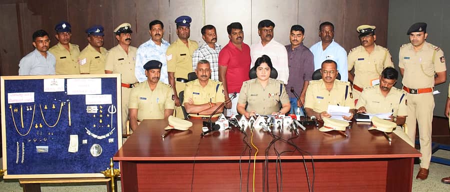 ವಿವಿಧ ಅಪರಾಧ ಪ್ರಕರಣಗಳಲ್ಲಿ 14 ಆರೋಪಿಗಳನ್ನು ಬಂಧಿಸಿ, ಒಟ್ಟು ₹34 ಲಕ್ಷ ಮೌಲ್ಯದ ಚಿನ್ನಾಭರಣ ಮತ್ತು ನಗದು ವಶಪಡಿಸಿಕೊಂಡ ಪೊಲೀಸ್‌ ವಿಶೇಷ ತಂಡ. ಎಸ್ಪಿ ಶೋಭಾರಾಣಿ ವಿ.ಜೆ., ಹೆಚ್ಚುವರಿ ಎಸ್ಪಿಗಳಾದ ತಿಮ್ಮಯ್ಯ, ಗಂಗಾಧರಸ್ವಾಮಿ, ಡಿವೈಎಸ್ಪಿ ಯಶವಂತಕುಮಾರ್‌, ಇನ್‌ಸ್ಪೆಕ್ಟರ್‌ ಶ್ರೀಧರ್‌ ಬಿ.ಎಸ್‌. ಇದ್ದಾರೆ 