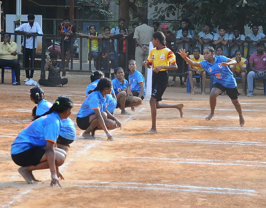 ತುಮಕೂರಿನಲ್ಲಿ ಸೋಮವಾರ ಕರ್ನಾಟಕ ಮತ್ತು ಒಡಿಶಾ ಮಧ್ಯೆ ನಡೆದ ಪಂದ್ಯದಲ್ಲಿ ರಕ್ಷಣಾತ್ಮಕ ಆಟವಾಡಿದ ರಾಜ್ಯದ ಆಟಗಾರ್ತಿ