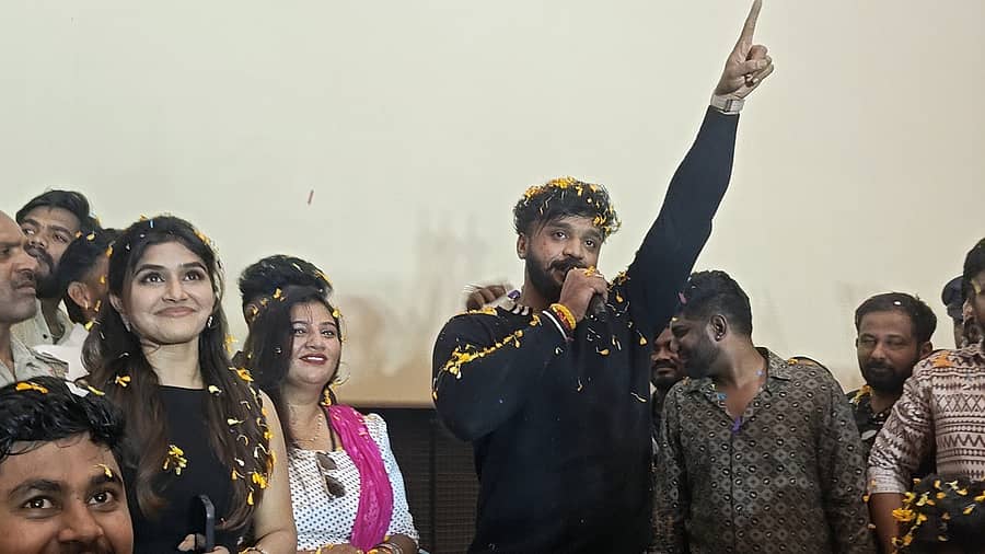 ನಟ ಧನ್ವೀರ್ ಹಾಗೂ ಸಂಜನಾ ಆನಂದ್ ನಟನೆಯ ‘ಹಯಗ್ರೀವ’ ಚಿತ್ರದ ಹಾಡಿನ ಬಿಡುಗಡೆ ಕಾರ್ಯಕ್ರಮ ನಗರದ ಭ್ರಮರಾಂಭ ಚಿತ್ರಮಂದಿರದಲ್ಲಿ ಭಾನುವಾರ ನಡೆಯಿತು