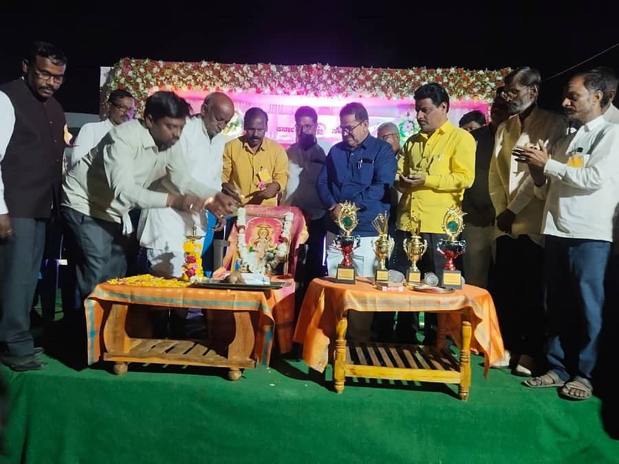 <div class="paragraphs"><p>ಚಿಂಚೋಳಿ ತಾಲ್ಲೂಕಿನ ಹಸರಗುಂಡಗಿ ಶರ್ಕಾರಿ ಹಿರಿಯ ಪ್ರಾಥಮಿಕ ಶಾಲೆಯ 75ನೇ ವಾರ್ಷಿಕೋತ್ಸವವನ್ನು ಕ್ಷೇತ್ರ ಶಿಕ್ಷಣಾಧಿಕಾರಿ ವಿ.ಲಕ್ಷ್ಮಯ್ಯ ಉದ್ಘಾಟಿಸಿದರು</p></div>