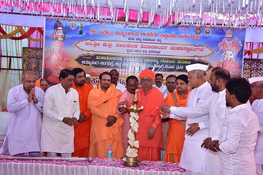 ಆಲಮಟ್ಟಿ ಸಮೀಪದ ಚಿಮ್ಮಲಗಿ ಭಾಗ-2 ಗ್ರಾಮದ ಅರಳೆಲೆ ಕಟ್ಟಿಮನಿ ಹಿರೇಮಠದ ಲಿಂ.ನೀಲಕಂಠ ಸ್ವಾಮೀಜಿಯವರ ತೃತೀಯ ಪುಣ್ಯಸ್ಮರಣೆ ಹಾಗೂ ಜಾತ್ರಾ ಮಹೋತ್ಸವವನ್ನು ವಿವಿಧ ಮಠಾಧೀಶರು ಉದ್ಘಾಟಿಸಿದರು