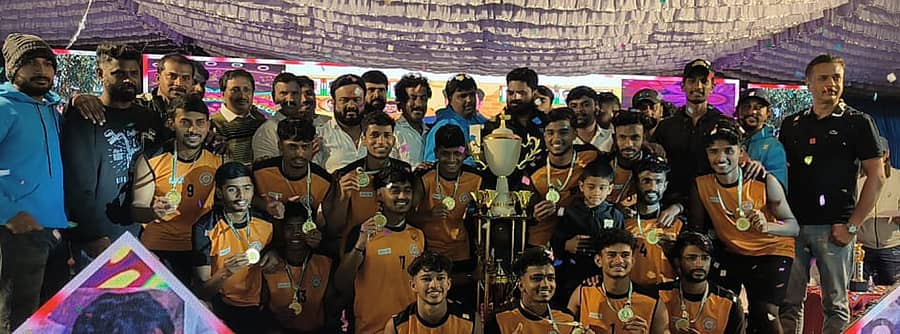 ಆನೇಕಲ್ ತಾಲ್ಲೂಕಿನ ಚಂದಾಪುರದಲ್ಲಿ ಶಿವಣ್ಣ ಆಪ್ತ ಬಳ ಆಯೋಜಿಸಿದ್ದ ರಾಜ್ಯ ಮಟ್ಟದ ಕೊಕೊ ಪಂದ್ಯಾವಳಿಯಲ್ಲಿ ಬಾಲಕರ ವಿಭಾಗದಲ್ಲಿ ಮೊದಲ ಸ್ಥಾನ ಪಡೆದ ಬೆಂಗಳೂರು ಪಯೋನಿಯರ್ಸ್‌ ತಂಡಕ್ಕೆ ಬಹುಮಾನ ವಿತರಿಸಲಾಯಿತು