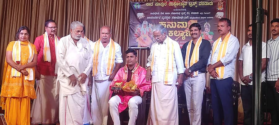ವಂಡಾರು ನಾದನೂಪುರ ಯಕ್ಷೋತ್ಥಾನ ಟ್ರಸ್ಟ್‌ನ ಅಧ್ಯಕ್ಷ ಗೋವಿಂದ ವಂಡಾರು ಅವರನ್ನು ಸನ್ಮಾನಿಸಲಾಯಿತು