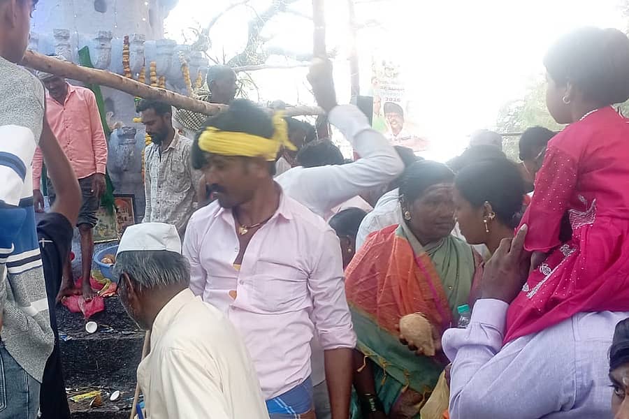 ಕಕ್ಕೇರಾ ಪಟ್ಟಣದ ಸಮೀಪದ ತಿಂಥಣಿ ಮೌನೇಶ್ವರ ಜಾತ್ರೆಯಲ್ಲಿ ಭಕ್ತರು ಧೂಳಗಾಯಿ ಸಮರ್ಪಿಸಿದರು