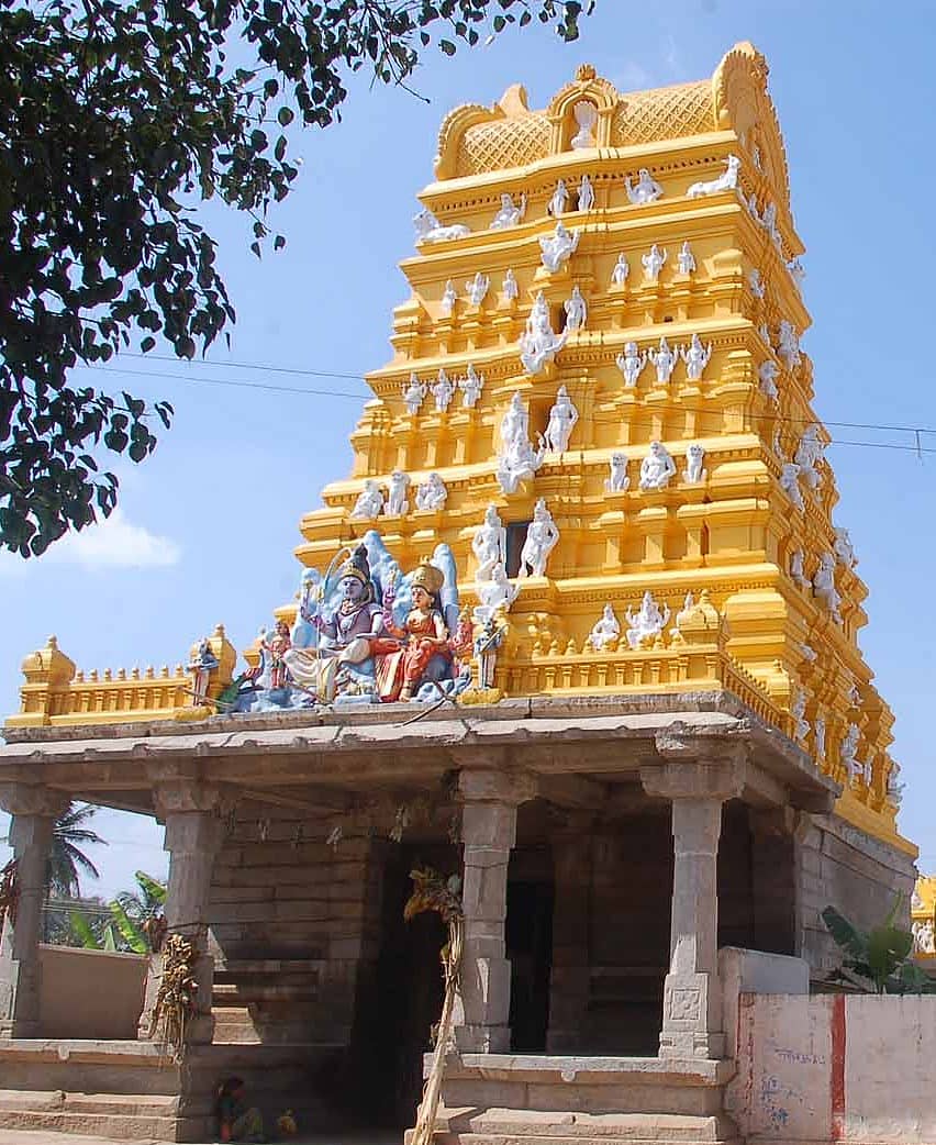 ಹಂಪೆಯ ವಿರುಪಾಕ್ಷೇಶ್ವರ ದೇವಾಲಯದ ಗೋಪುರದಂತೆ ಕಾಣುವ ಮುಖ್ಯದ್ವಾರ.